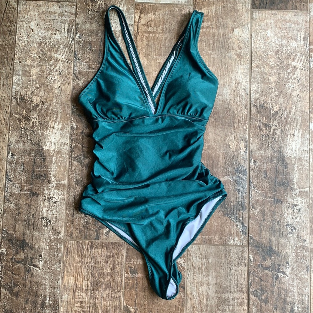Beautiful emerald green one piece by Cupshe EUC